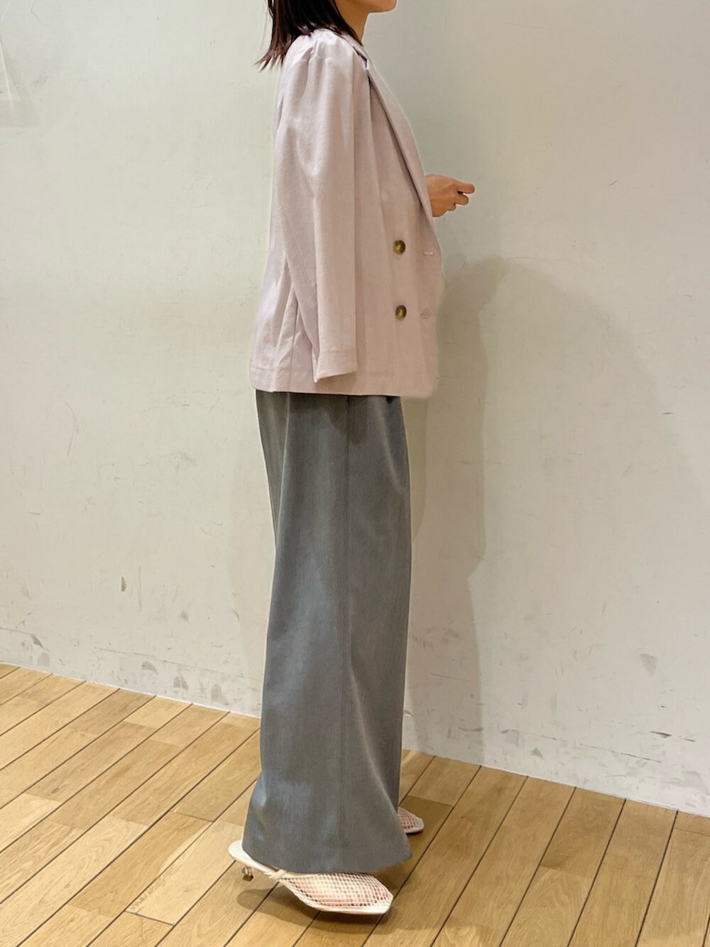 ホワイト系のサンダル、パープル系のテーラードジャケット、グレー系のその他パンツを着用したレディースの春コーディネートの2枚目の写真