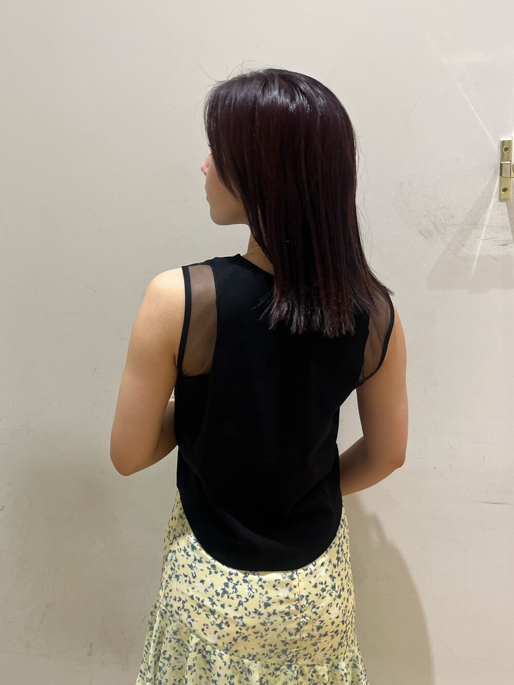 グリーン系のスカート、ブラック系のTシャツ/カットソーを着用したレディースの夏コーディネートの6枚目の写真