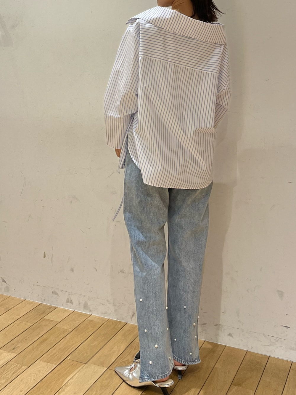 ブルー系のデニムパンツ、シルバー系のサンダル、その他のシャツ/ブラウスを着用したレディースの春コーディネートの5枚目の写真