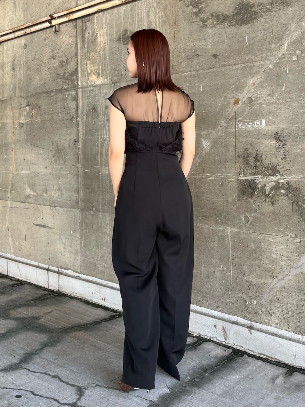 その他のパンプス、その他のクラッチバッグ、ブラック系のパンツドレスを着用したレディースの春コーディネートの3枚目の写真