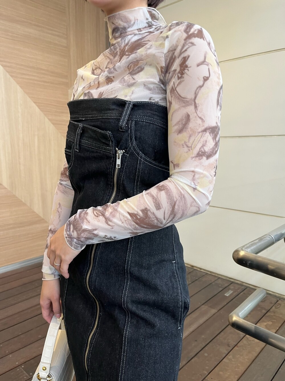 ホワイト系のパンプス、ホワイト系のショルダーバッグ、ブラック系のワンピースを着用したレディースの春コーディネートの5枚目の写真