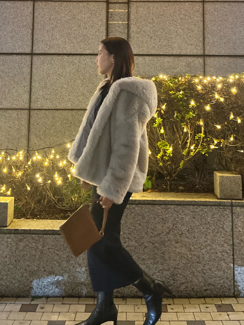 グレー系のその他アウター、ブルー系のワンピース、ブラウン系のハンドバッグを着用したレディースの秋コーディネートの2枚目の写真