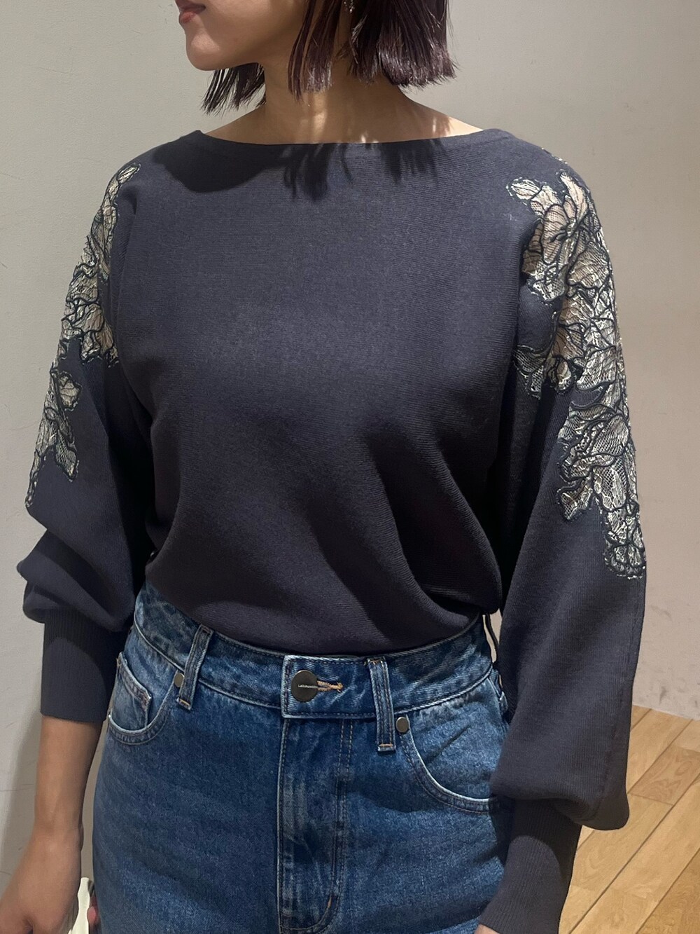 ブラック系のブーツ、ブルー系のデニムパンツ、グレー系のニット/セーターを着用したレディースの秋コーディネートの3枚目の写真