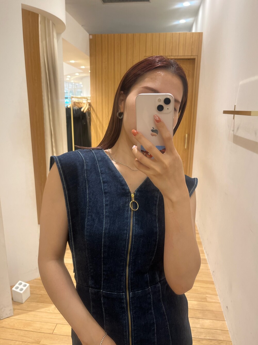 ブラック系のサンダル、ブラック系のワンピースを着用したレディースの夏コーディネートの7枚目の写真