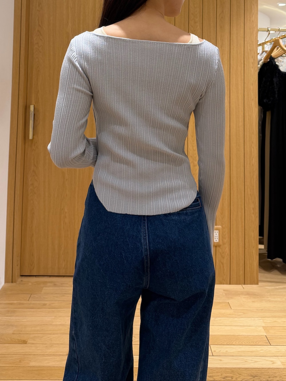 ブルー系のデニムパンツ、グレー系のニット/セーター、ブラック系のパンプスを着用したレディースの春コーディネートの5枚目の写真