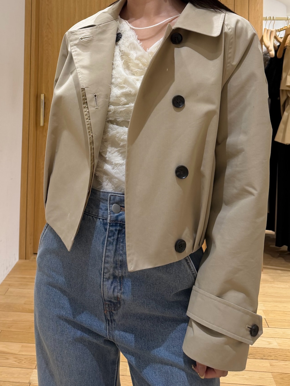 ブルー系のデニムパンツ、ホワイト系のシャツ/ブラウス、ベージュ系のブルゾンを着用したレディースの春コーディネートの4枚目の写真