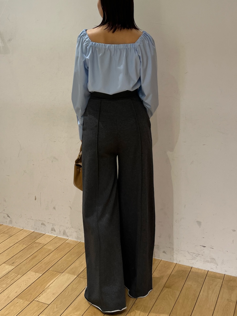 グレー系のスウェットパンツ、ブルー系のシャツ/ブラウス、ブラウン系のハンドバッグを着用したレディースの春コーディネートの3枚目の写真