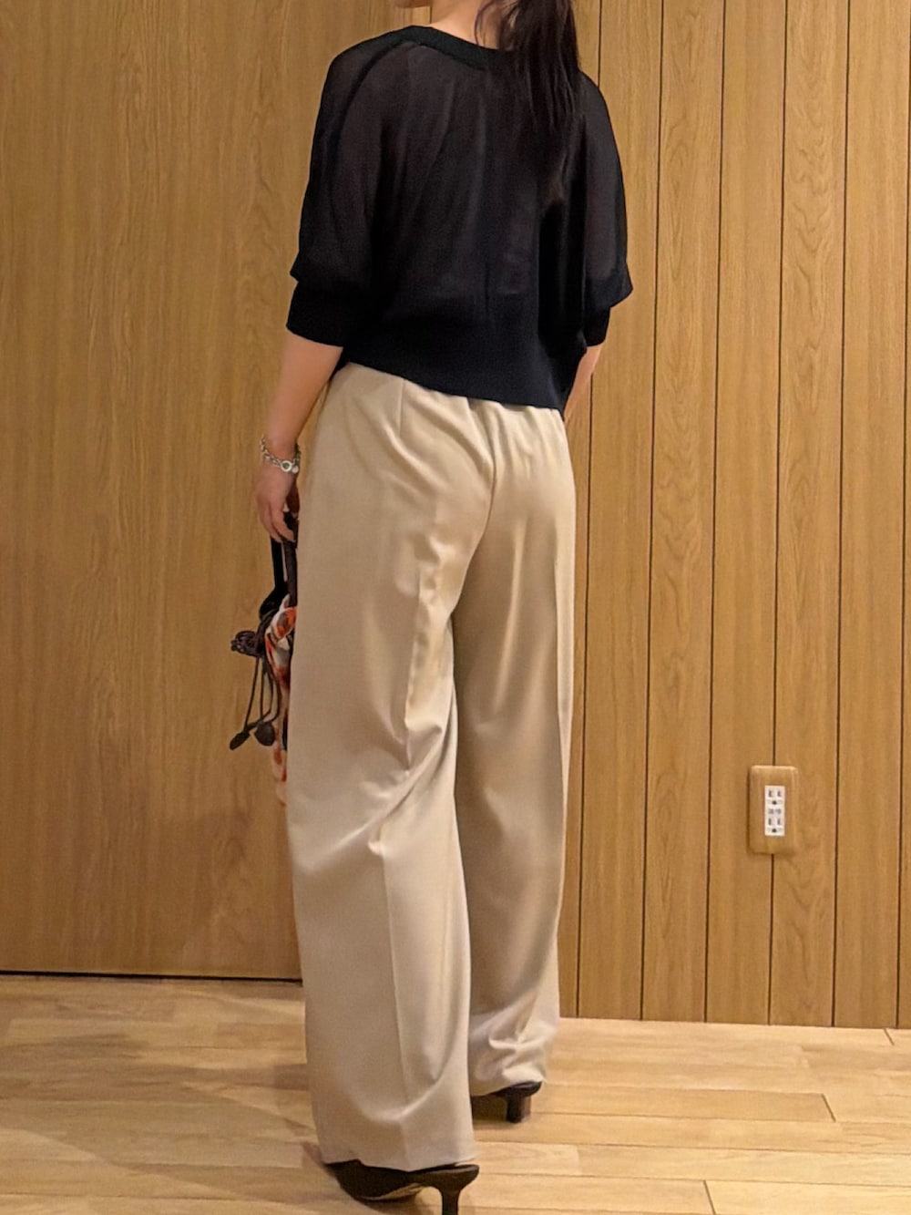 ブラック系のカーディガン/ボレロ、ベージュ系のタンクトップ、ベージュ系のその他パンツを着用したレディースの夏コーディネートの3枚目の写真