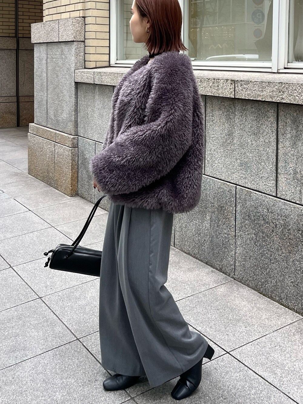 グレー系のその他パンツ、グレー系のブルゾン、ブラック系のショルダーバッグを着用したレディースの秋コーディネートの2枚目の写真