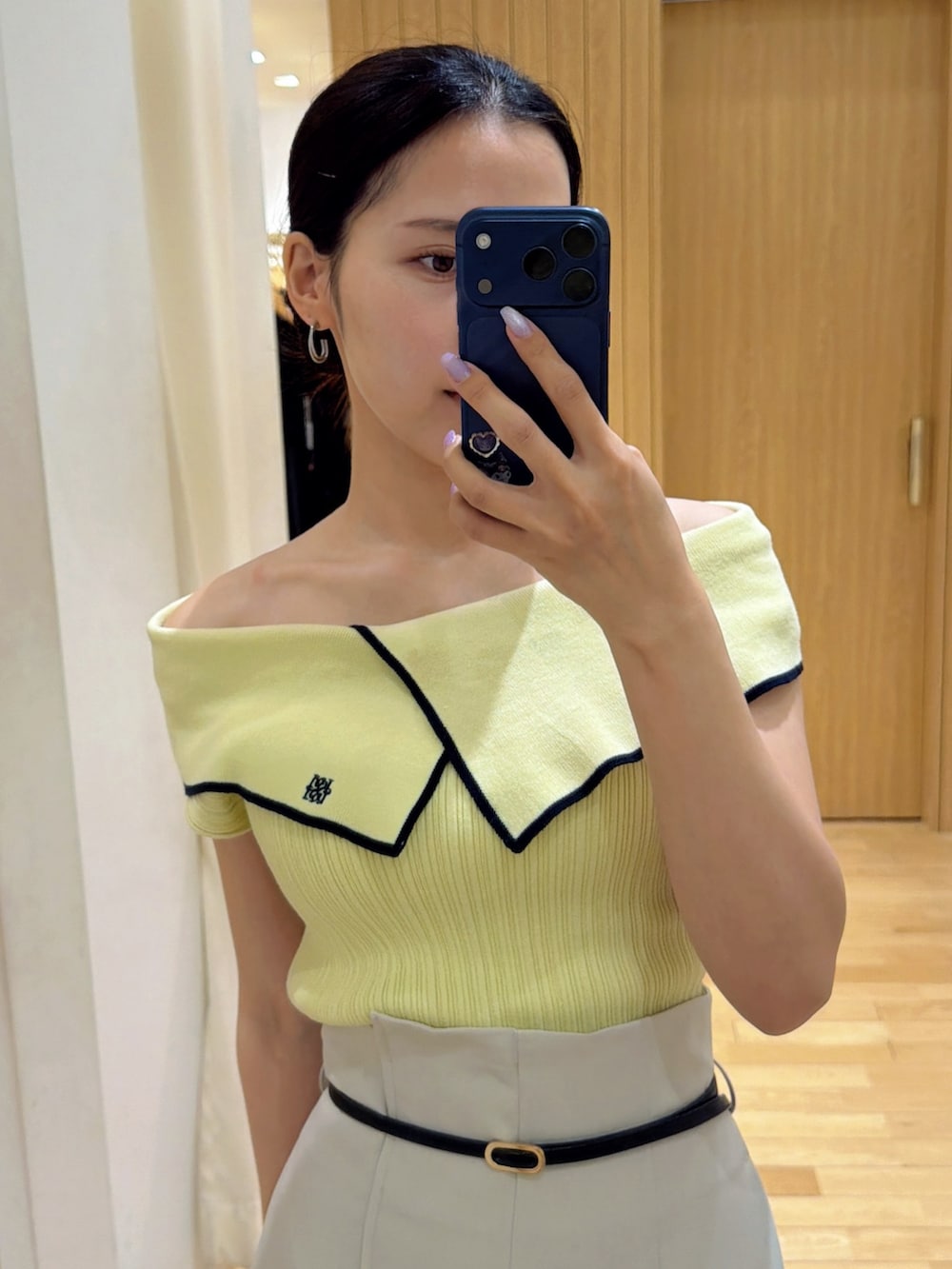 ホワイト系のその他パンツ、ベージュ系のサンダル、ブラック系のハンドバッグを着用したレディースの夏コーディネートの6枚目の写真