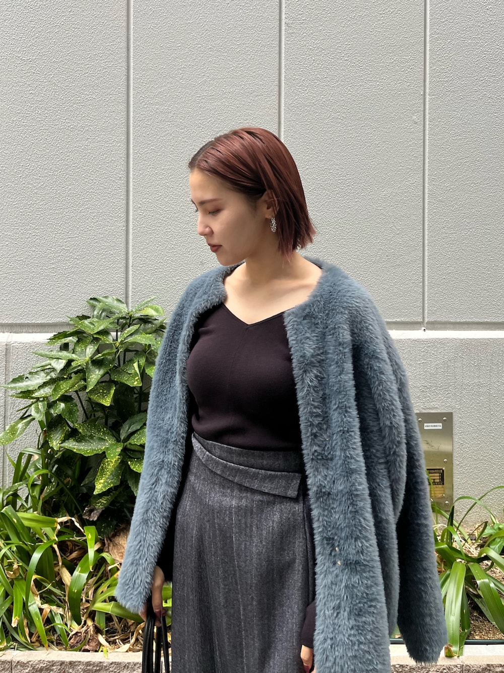 ブラック系のニット/セーター、グレー系のカーディガン/ボレロ、グレー系のスカートを着用したレディースの秋コーディネートの4枚目の写真