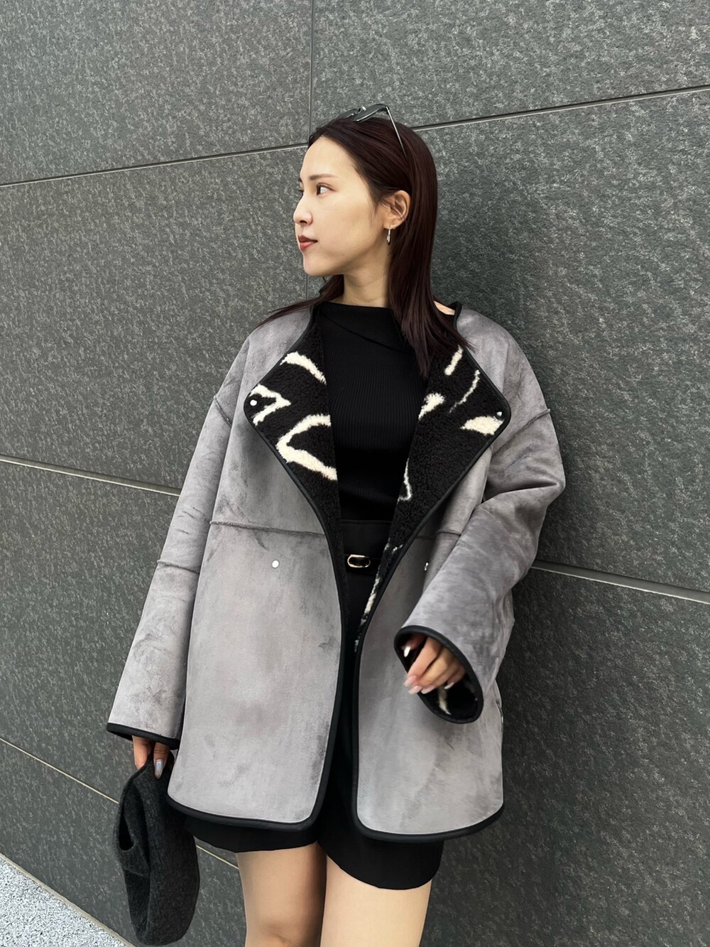 ブラック系のその他パンツ、ブラック系のニット/セーター、ブラック系のブルゾンを着用したレディースの冬コーディネートの5枚目の写真