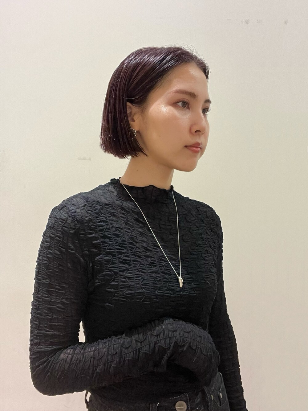 ブラック系のパンプス、ブラック系のデニムパンツ、ブラック系のTシャツ/カットソーを着用したレディースの秋コーディネートの8枚目の写真