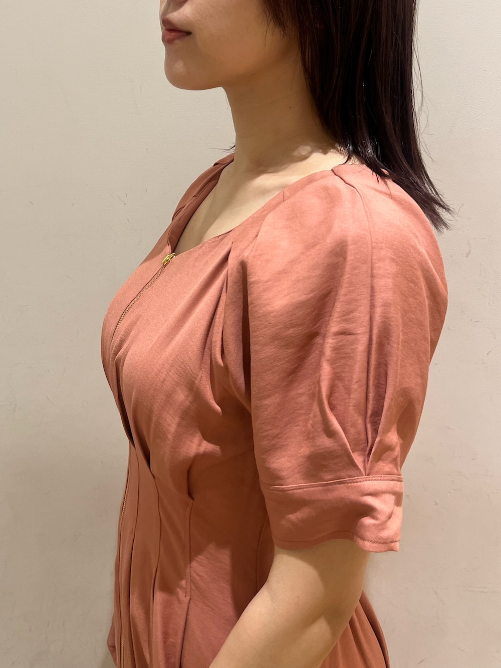 ブラウン系のハンドバッグ、ブラック系のサンダル、ピンク系のワンピースを着用したレディースの夏コーディネートの6枚目の写真