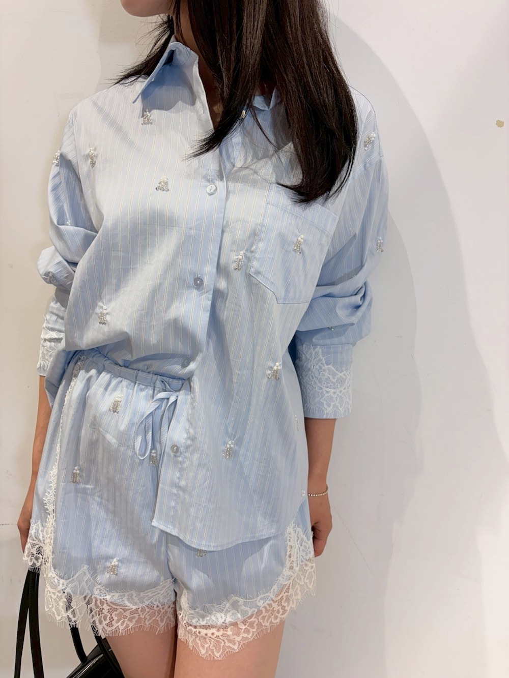 ブルー系のその他パンツ、ブラウン系のブーツ、ブルー系のシャツ/ブラウスを着用したレディースの秋コーディネートの5枚目の写真