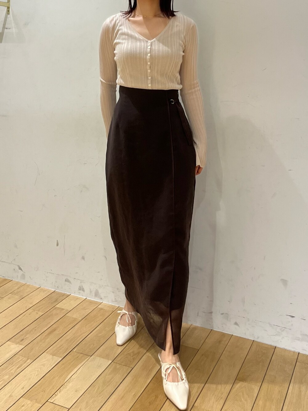 ホワイト系のサンダル、ホワイト系のTシャツ/カットソー、ブラウン系のテーラードジャケットを着用したレディースの春コーディネートの6枚目の写真