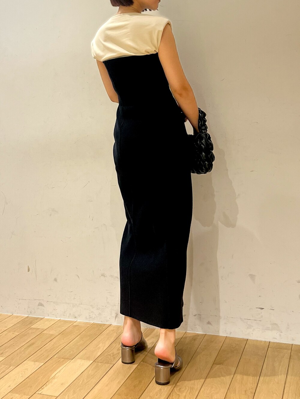 ブラック系のワンピース、ベージュ系のTシャツ/カットソー、その他のサンダルを着用したレディースの夏コーディネートの3枚目の写真