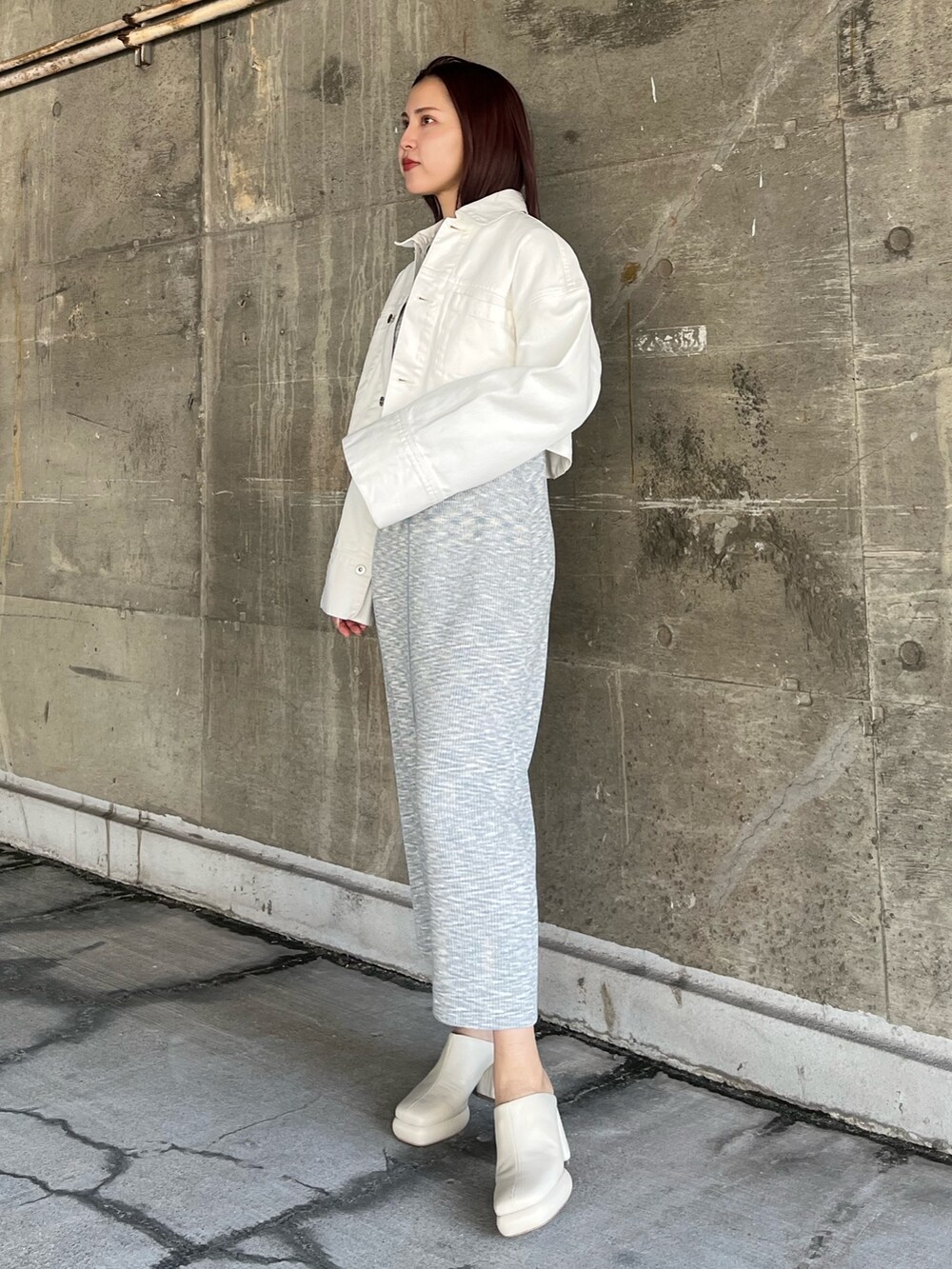 ブルー系のワンピース、ホワイト系のデニムジャケットを着用したレディースの春コーディネートの2枚目の写真