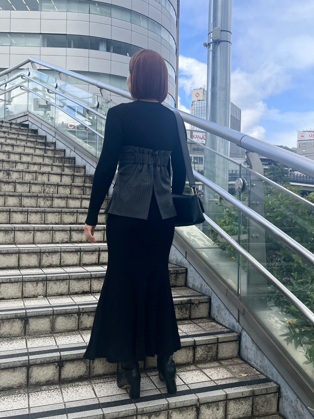 ブラック系のワンピースを着用したレディースの冬コーディネートの3枚目の写真