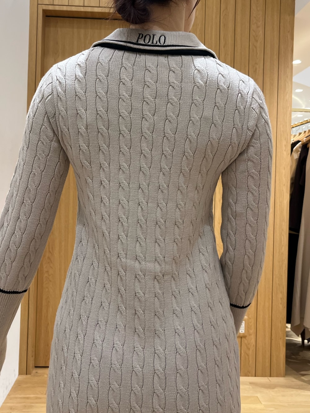 ブラウン系のパンプス、ベージュ系のワンピース、ブラウン系のボストンバッグを着用したレディースの秋コーディネートの5枚目の写真