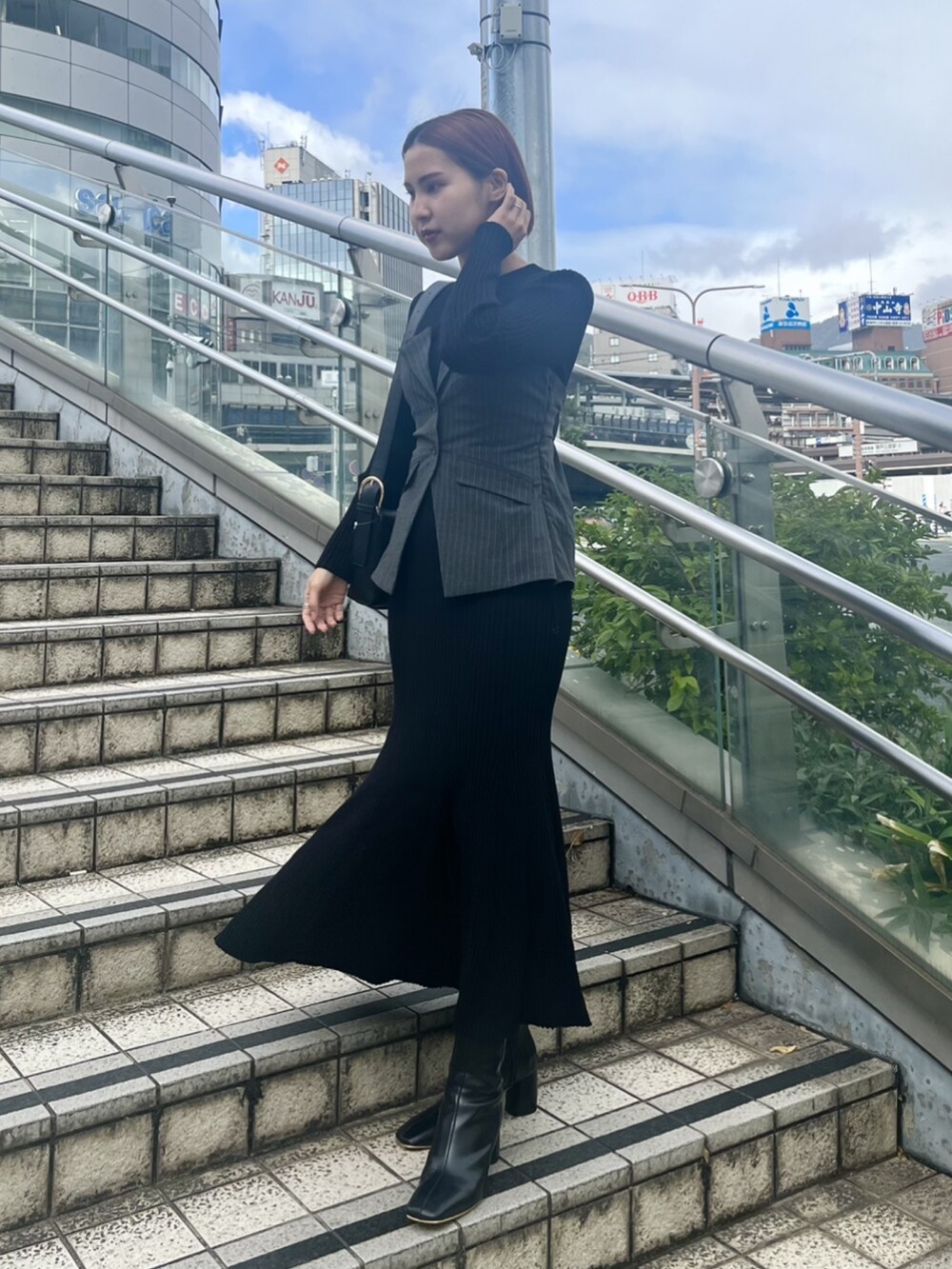 ブラック系のワンピースを着用したレディースの冬コーディネートの2枚目の写真