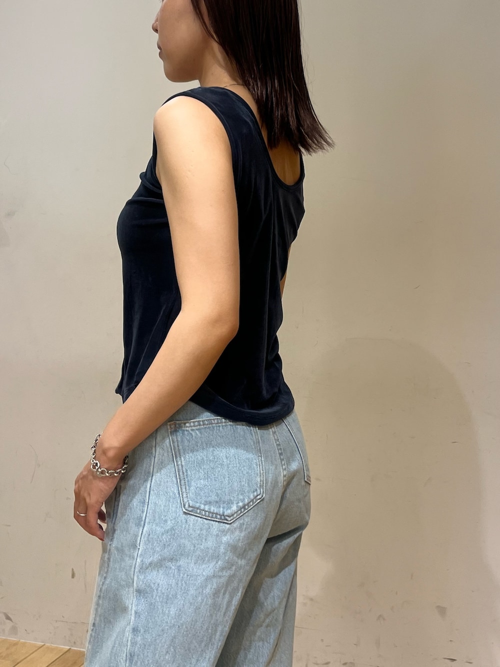 ブルー系のデニムパンツ、ブルー系のTシャツ/カットソーを着用したレディースの夏コーディネートの5枚目の写真