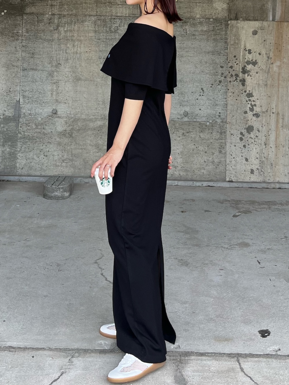 ブラック系のワンピース、ホワイト系のスニーカーを着用したレディースの春コーディネートの2枚目の写真