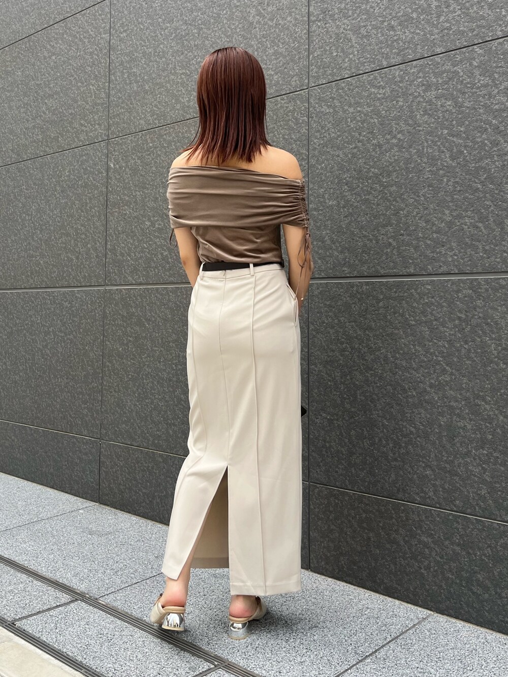 ベージュ系のパンプス、ブラウン系のボストンバッグ、ブラウン系のTシャツ/カットソーを着用したレディースの夏コーディネートの3枚目の写真