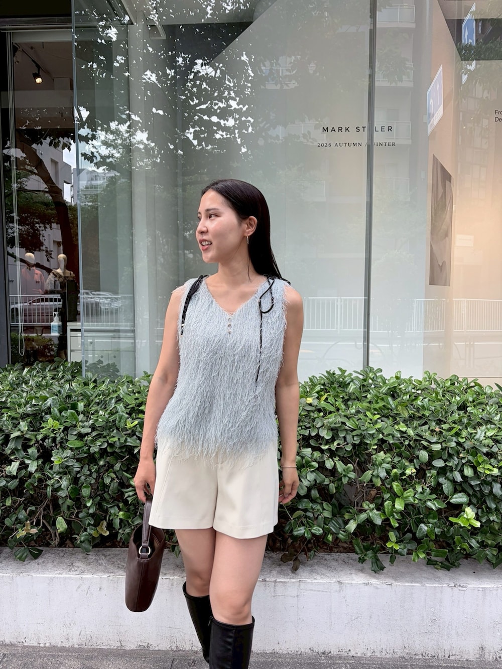 ホワイト系のその他パンツ、ブルー系のTシャツ/カットソー、ブラック系のブーツを着用したレディースの夏コーディネートの4枚目の写真