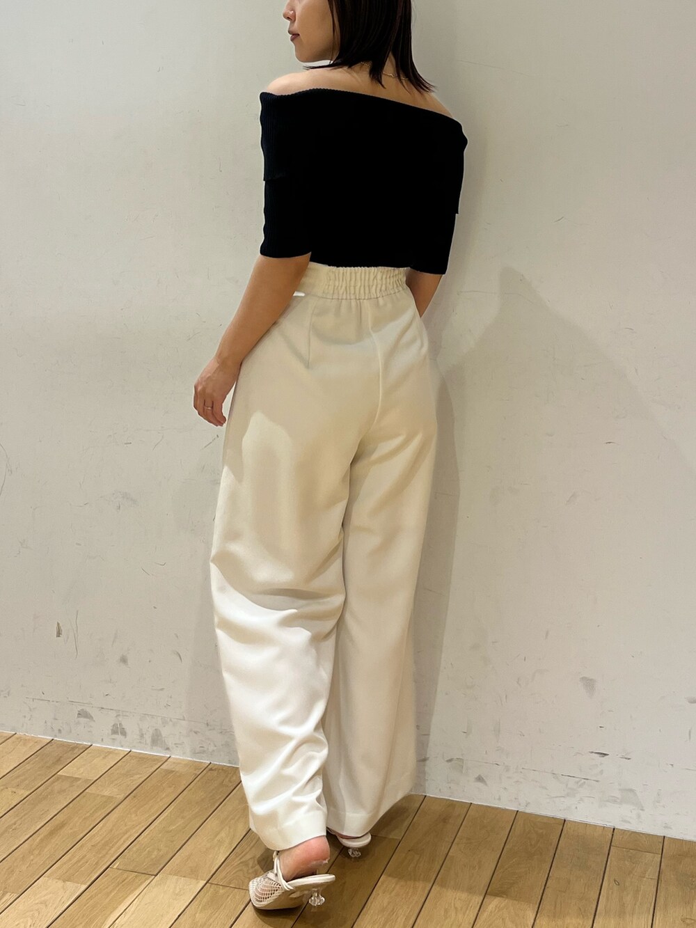 ブルー系のニット/セーター、ホワイト系のサンダル、ホワイト系のその他パンツを着用したレディースの春コーディネートの3枚目の写真