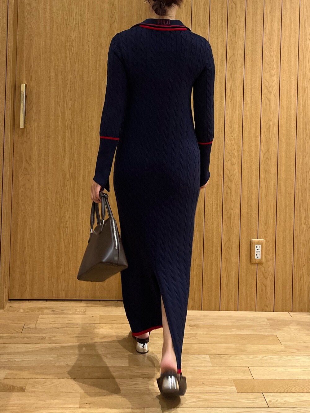 ブルー系のワンピース、ブラウン系のボストンバッグ、ブラウン系のパンプスを着用したレディースの秋コーディネートの3枚目の写真