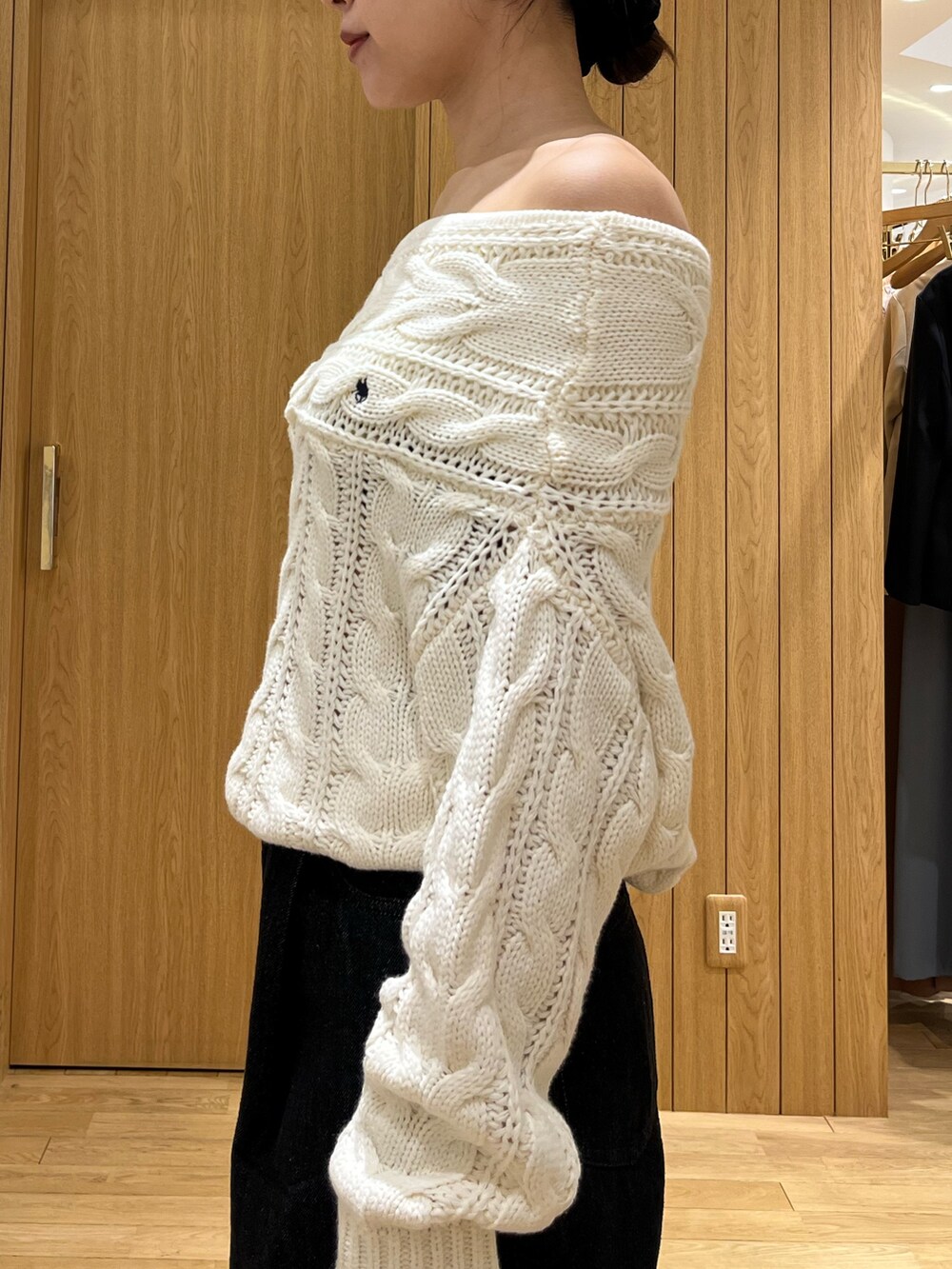 ブラウン系のパンプス、ブラウン系のボストンバッグ、ホワイト系のニット/セーターを着用したレディースの秋コーディネートの5枚目の写真