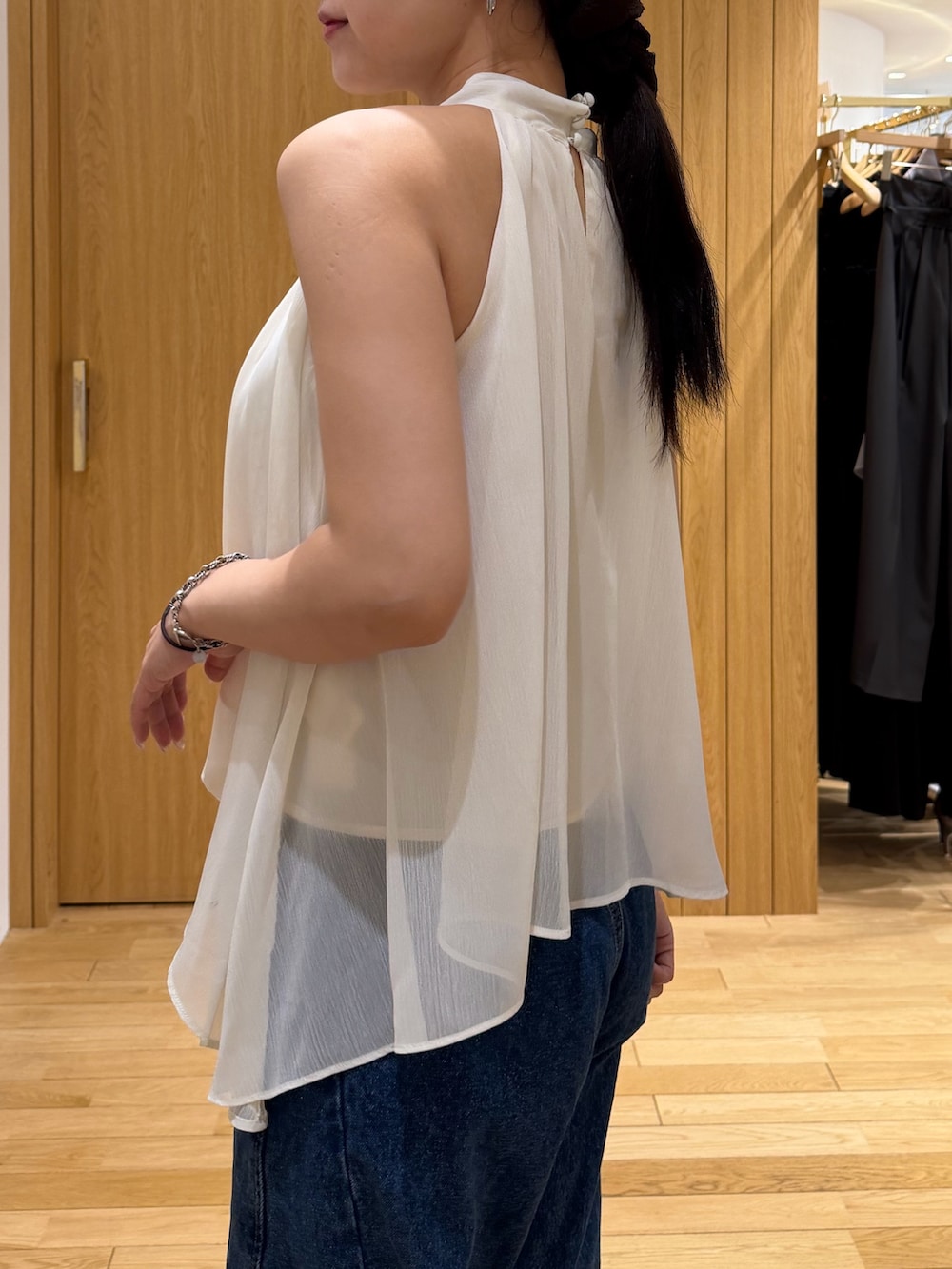 ブルー系のデニムパンツ、ホワイト系のシャツ/ブラウス、グリーン系のパンプスを着用したレディースの夏コーディネートの5枚目の写真