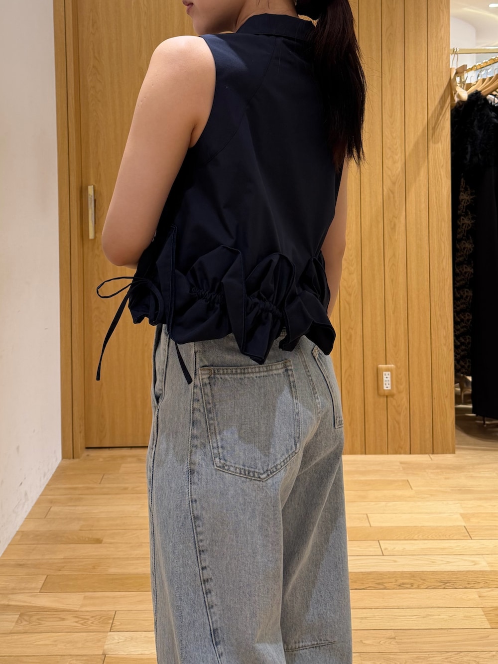 ブルー系のデニムパンツ、ブルー系のシャツ/ブラウス、ベージュ系のサンダルを着用したレディースの夏コーディネートの5枚目の写真