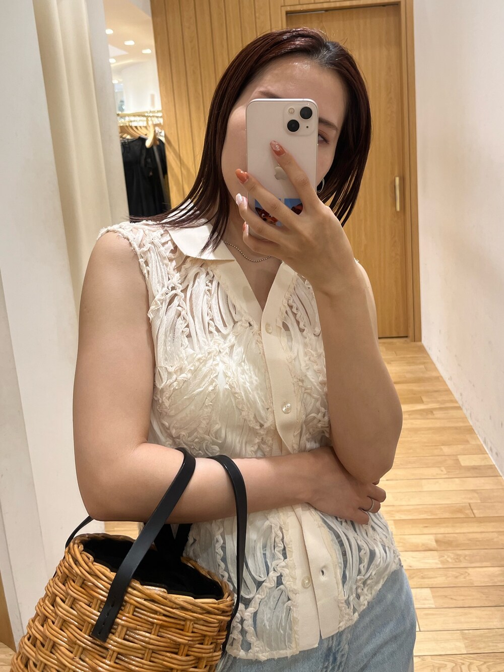 ブルー系のデニムパンツ、ホワイト系のシャツ/ブラウス、ホワイト系のサンダルを着用したレディースの夏コーディネートの7枚目の写真