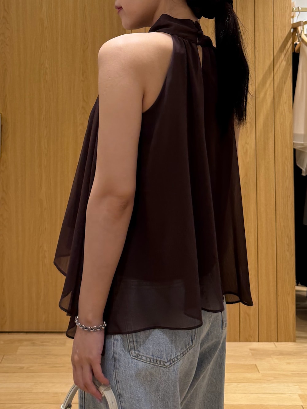 ブルー系のデニムパンツ、ブラウン系のシャツ/ブラウス、ブラウン系のサンダルを着用したレディースの夏コーディネートの5枚目の写真