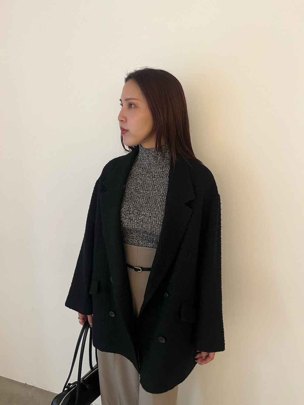 ブラック系のブーツ、ブラック系のニット/セーター、ブラック系のその他アウターを着用したレディースの冬コーディネートの6枚目の写真