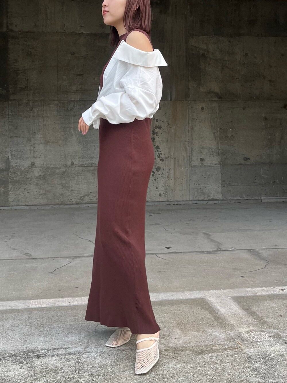 ブラウン系のワンピース、ホワイト系のサンダルを着用したレディースの春コーディネートの2枚目の写真