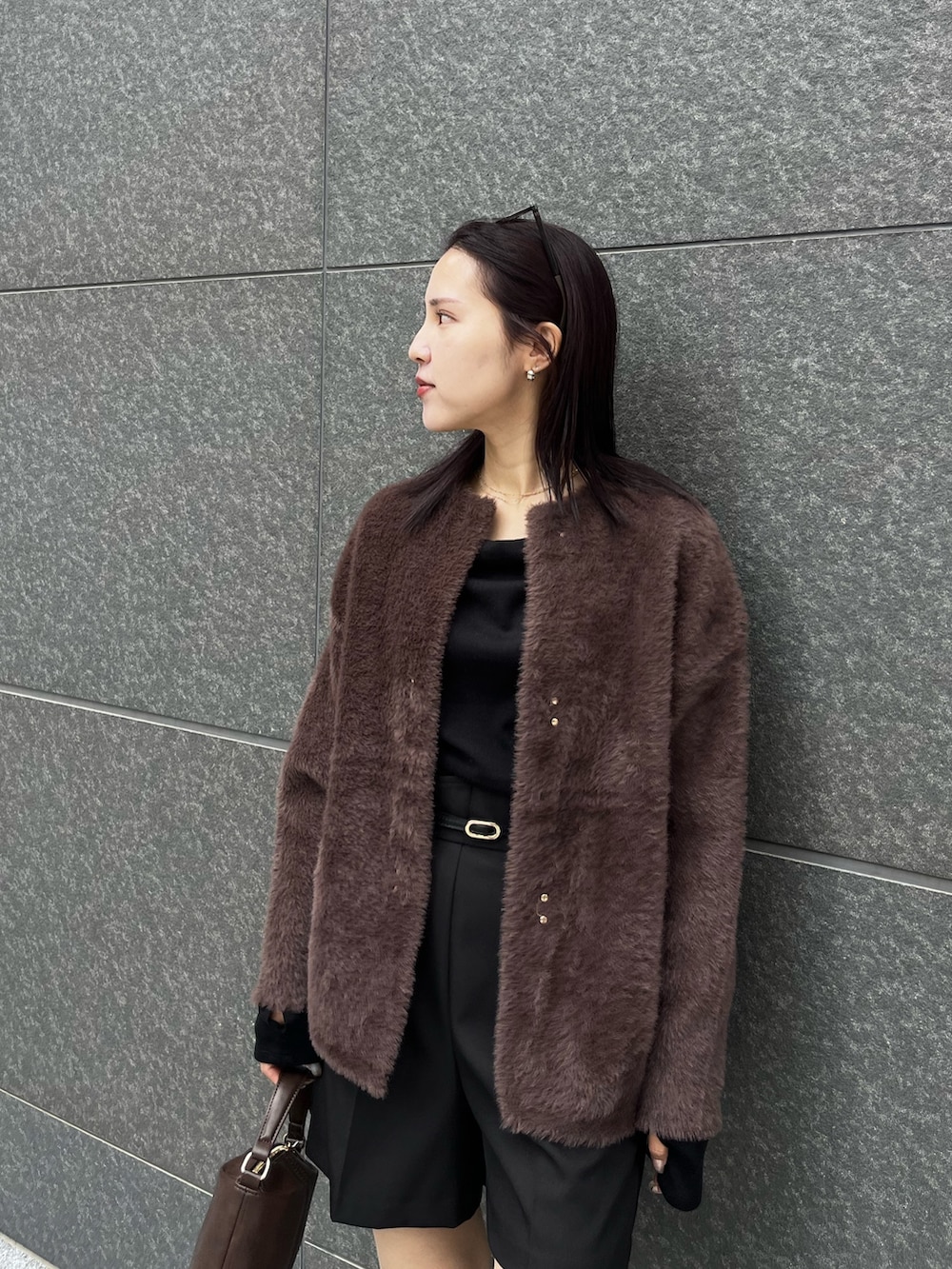 ブラック系のその他パンツ、ブラウン系のカーディガン/ボレロ、ブラック系のニット/セーターを着用したレディースの秋コーディネートの4枚目の写真