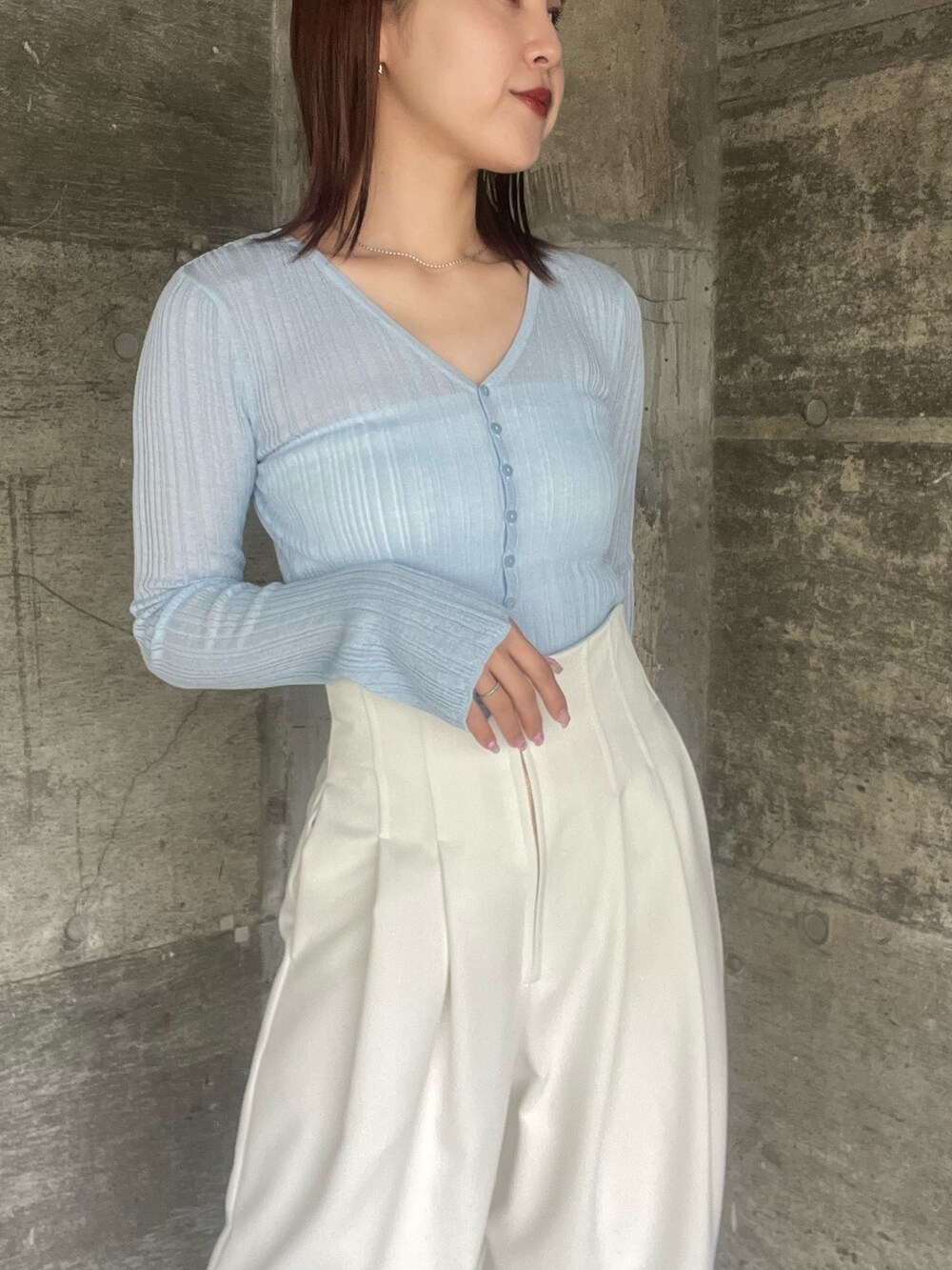 ホワイト系のその他パンツ、ホワイト系のサンダル、ブラック系のショルダーバッグを着用したレディースの春コーディネートの5枚目の写真