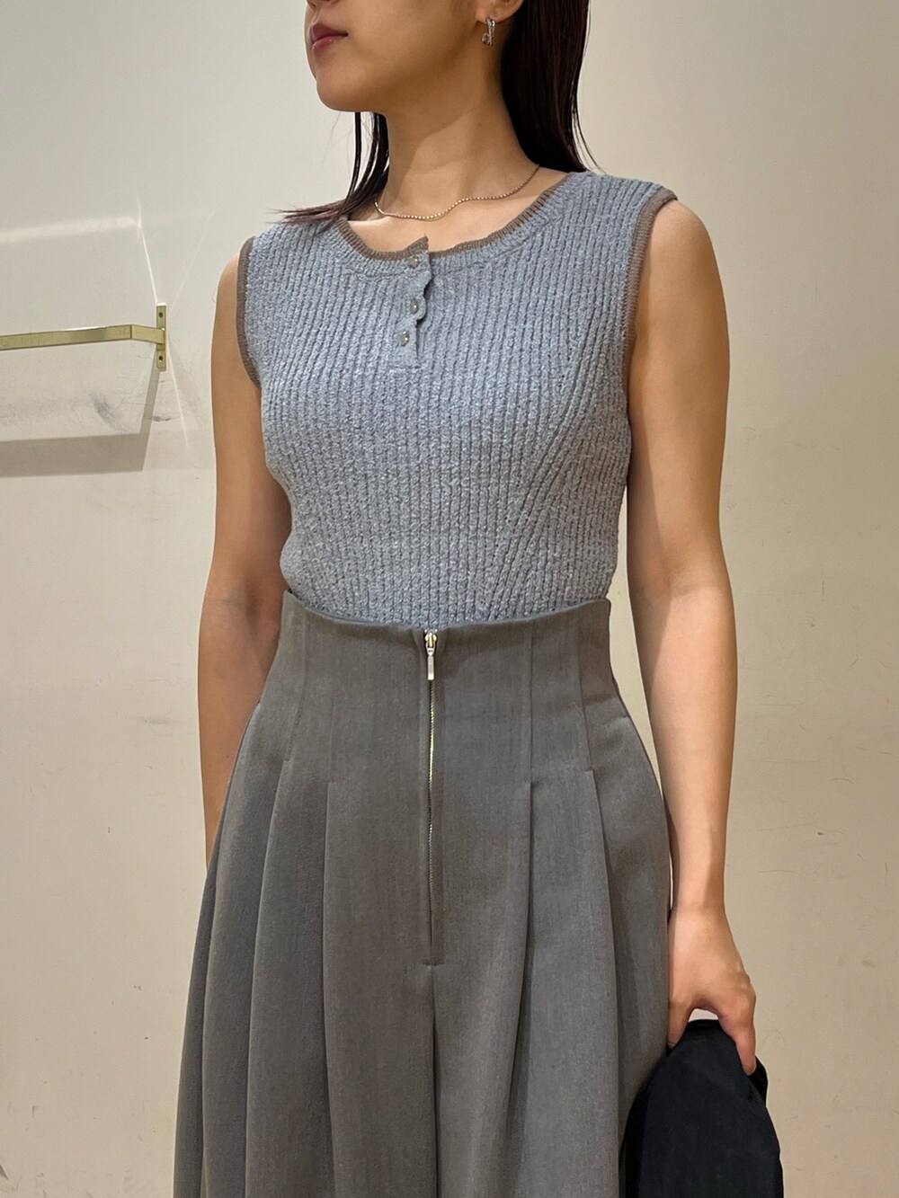 ブルー系のニット/セーター、グレー系のその他パンツ、ブラック系のサンダルを着用したレディースの夏コーディネートの4枚目の写真