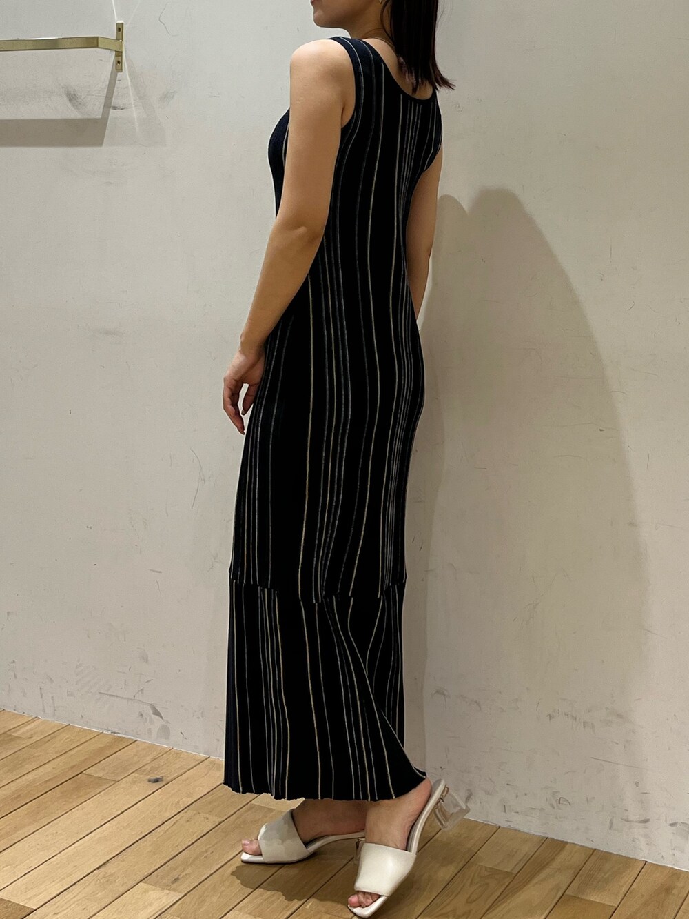 ブルー系のワンピース、ホワイト系のシャツ/ブラウス、ホワイト系のサンダルを着用したレディースの春コーディネートの5枚目の写真