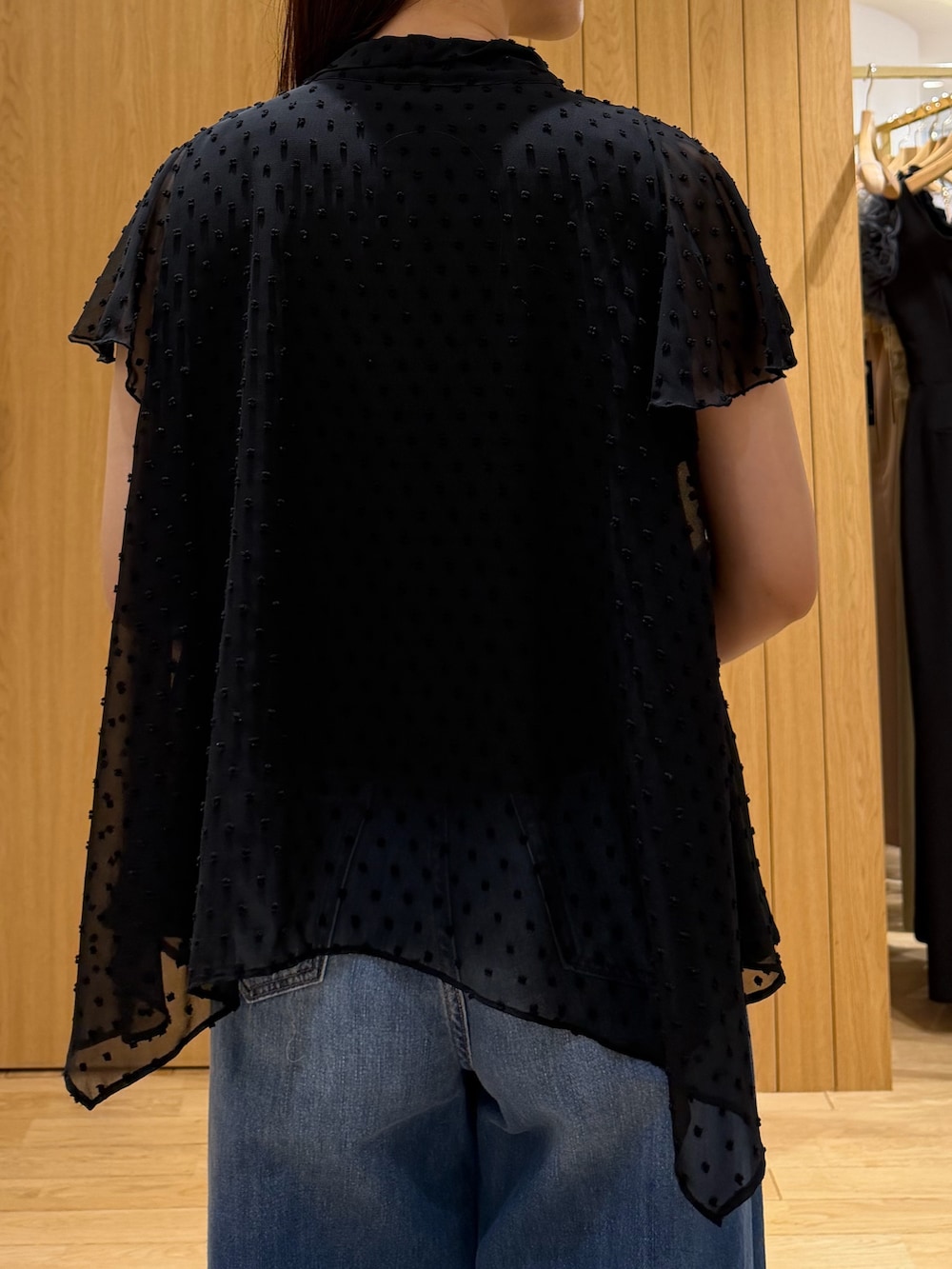 ブルー系のデニムパンツ、ブラウン系のサンダル、ブラウン系のハンドバッグを着用したレディースの春コーディネートの6枚目の写真