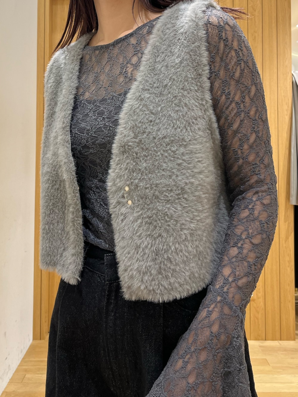 ブラック系のデニムパンツ、グレー系のシャツ/ブラウス、グレー系のベストを着用したレディースの秋コーディネートの4枚目の写真