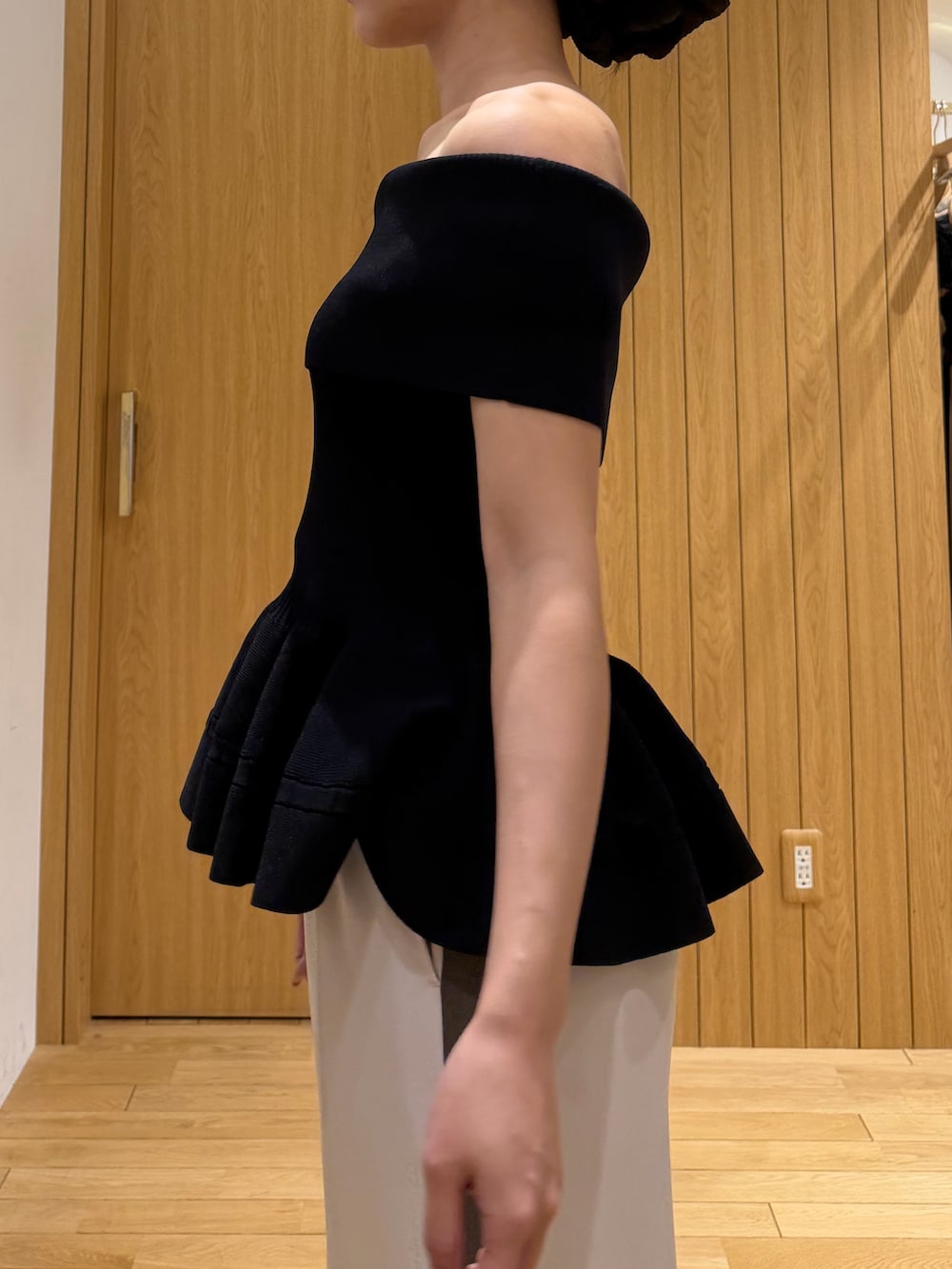 ホワイト系のその他パンツ、ブラック系のニット/セーターを着用したレディースの春コーディネートの5枚目の写真