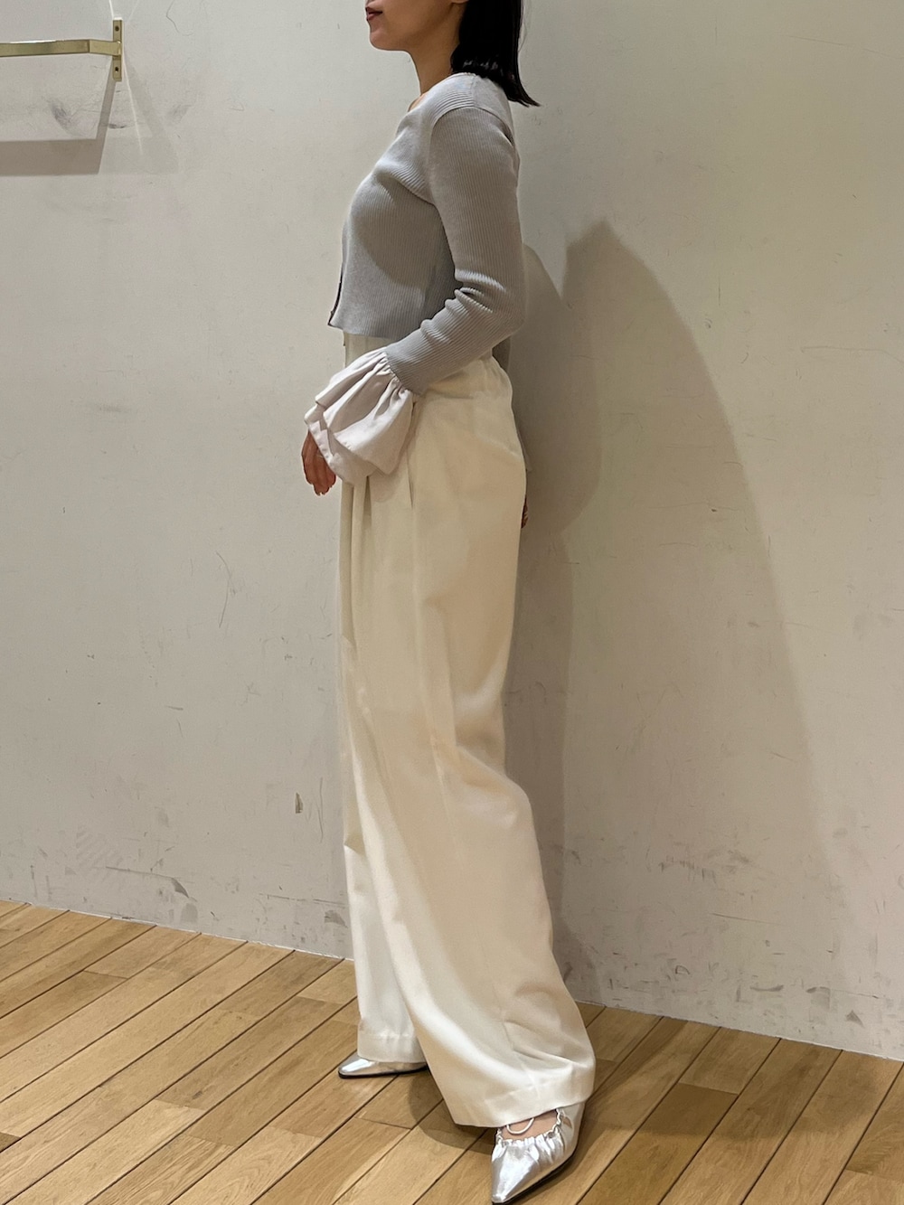 ホワイト系のその他パンツ、シルバー系のサンダル、グレー系のアンサンブルを着用したレディースの春コーディネートの2枚目の写真