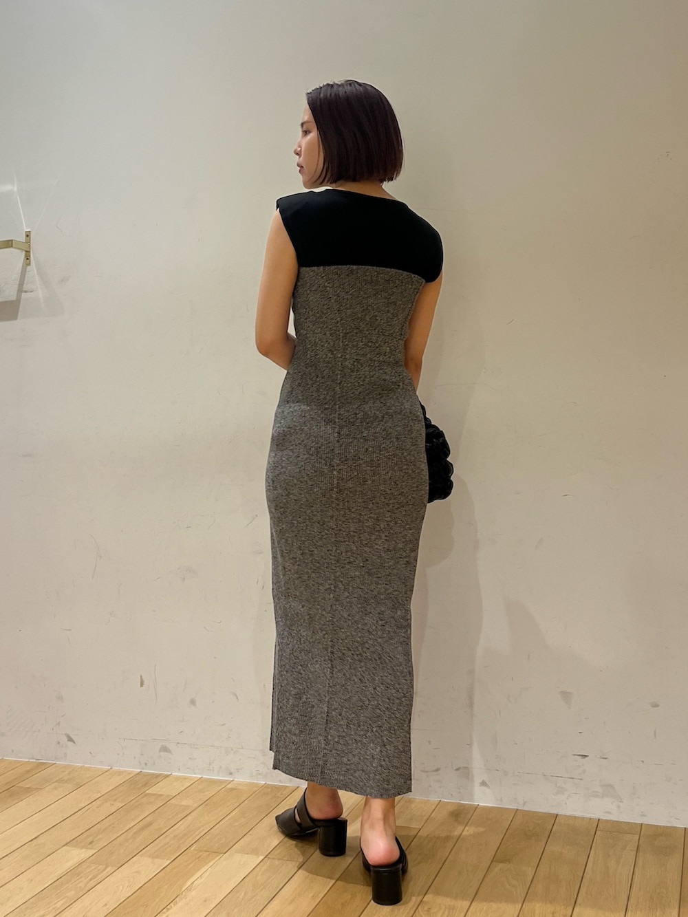 その他のワンピース、ブラック系のサンダル、ブラック系のハンドバッグを着用したレディースの夏コーディネートの3枚目の写真