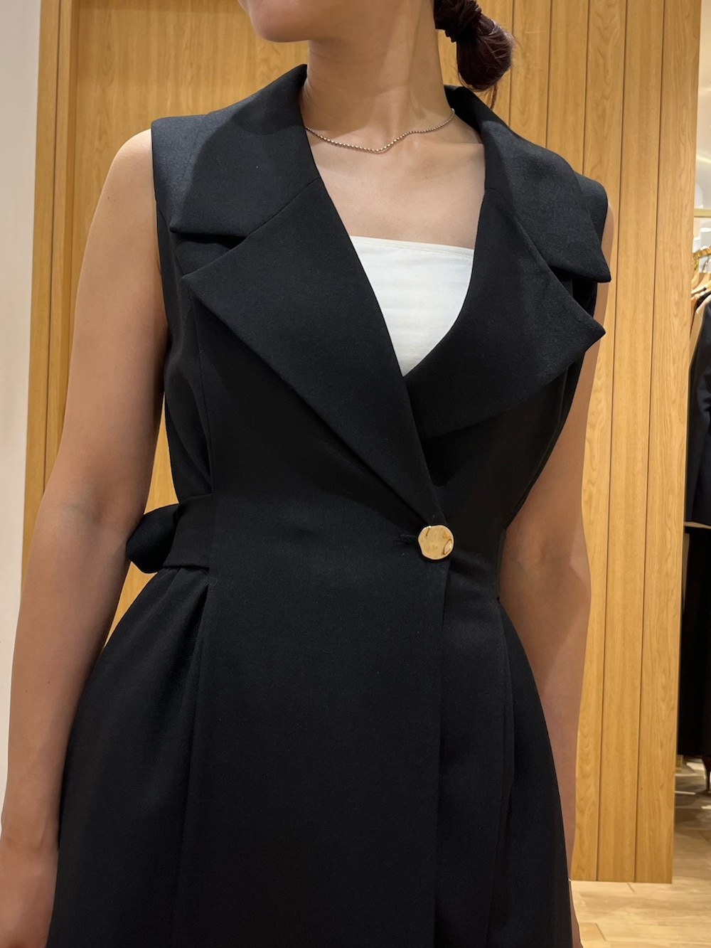 ブラック系のワンピース、ブラック系のブーツを着用したレディースの秋コーディネートの4枚目の写真