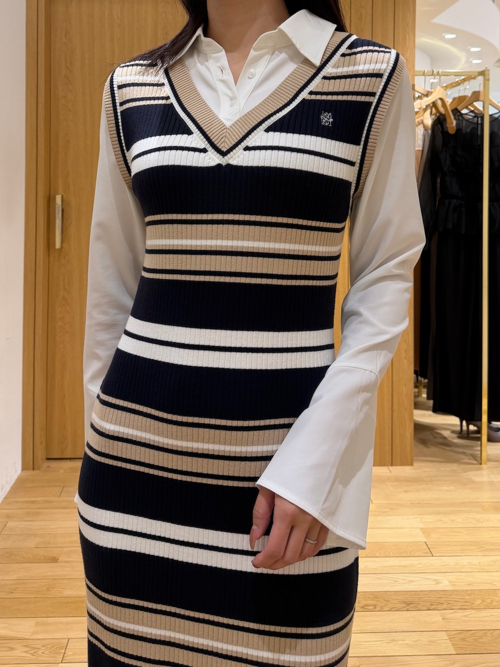 ベージュ系のワンピース、ブラック系のサンダルを着用したレディースの冬コーディネートの5枚目の写真