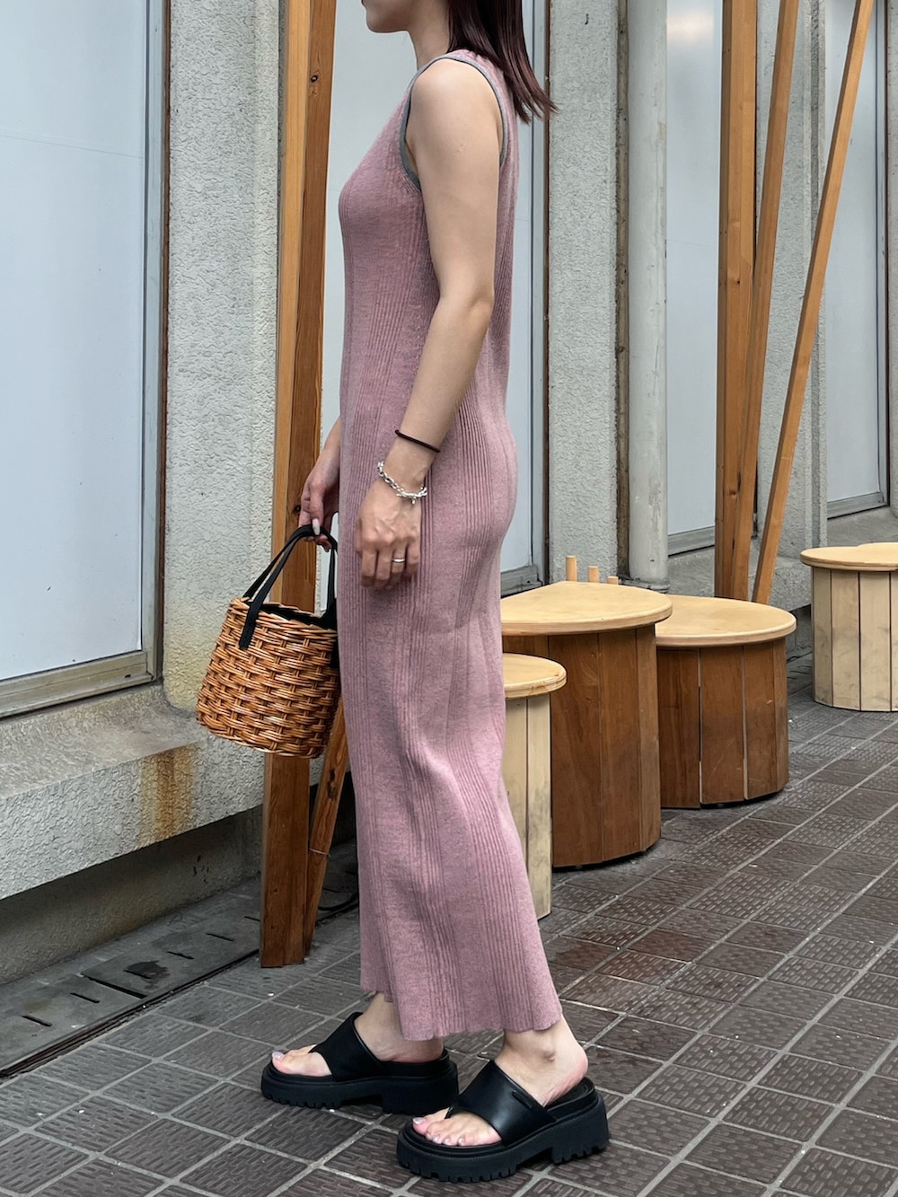 ピンク系のワンピース、ブラウン系のハンドバッグを着用したレディースの夏コーディネートの2枚目の写真